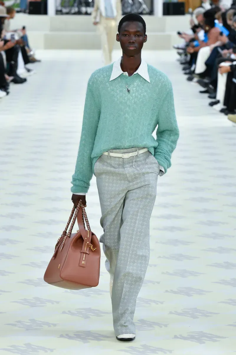 Phối áo sơ mi và áo len nam là xu hướng thời trang bền vững cho mùa đông