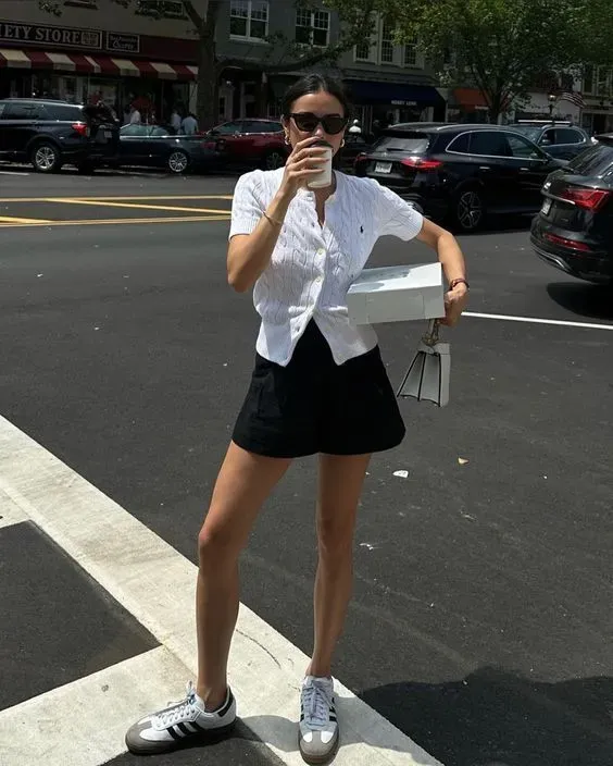 Phối chân váy chữ A xếp ly và giày thể thao năng động