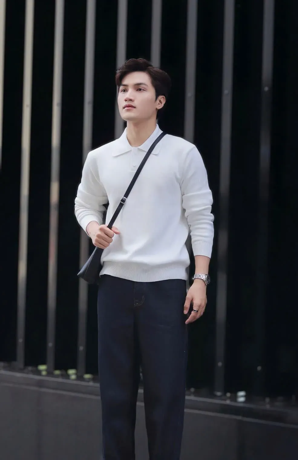 Phối quần jean với áo len trắng dài tay basic