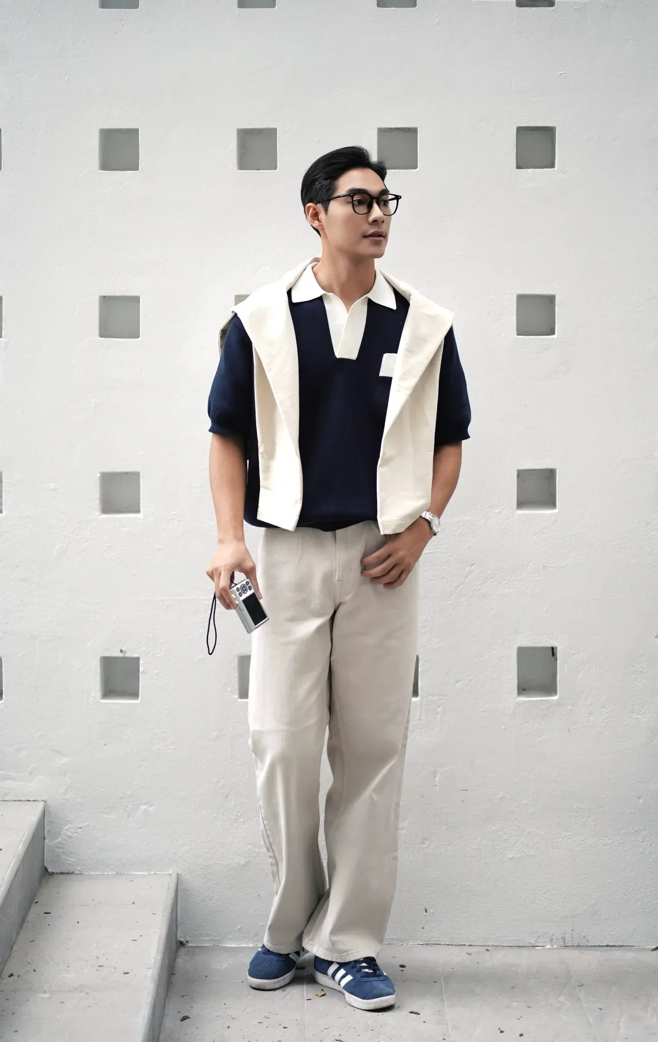 Quần jean trắng kết hợp áo polo nam cho chàng trai yêu thích phong cách thanh lịch