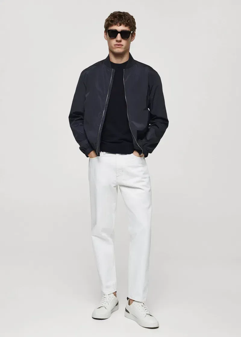 Phối đồ với quần jean trắng nam và áo bomber chưa bao giờ lỗi mốt