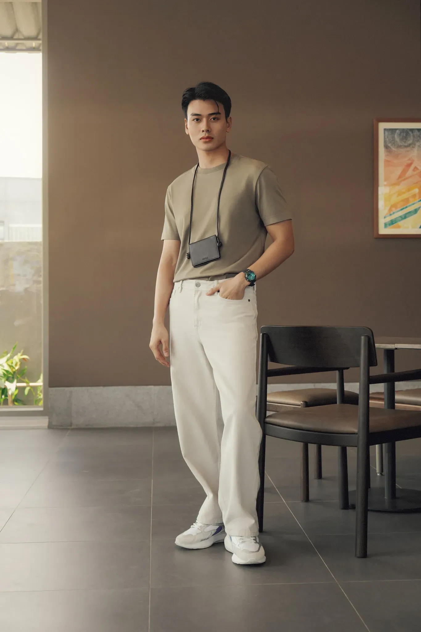 Gợi ý outfit phối đồ hợp nam mệnh Kim với áo thun xám và quần jean trắng trendy