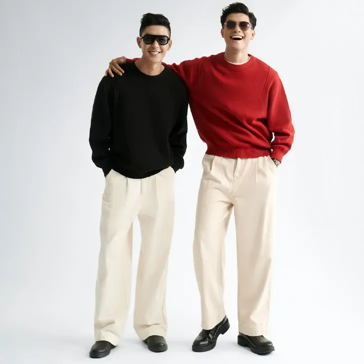 Phối quần jean trắng nam với áo sweater len theo phong cách casual