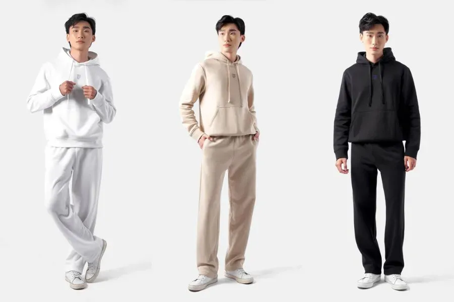 Áo hoodie nam form rộng và quần jogger tạo nên set đồ năng động, cá tính và thoải mái.