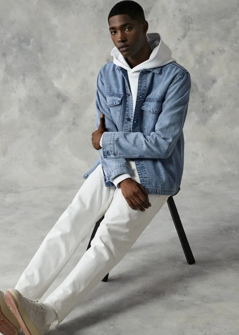 Sự kết hợp giữa quần jean trắng và áo khoác denim mang đến phong cách mạnh mẽ