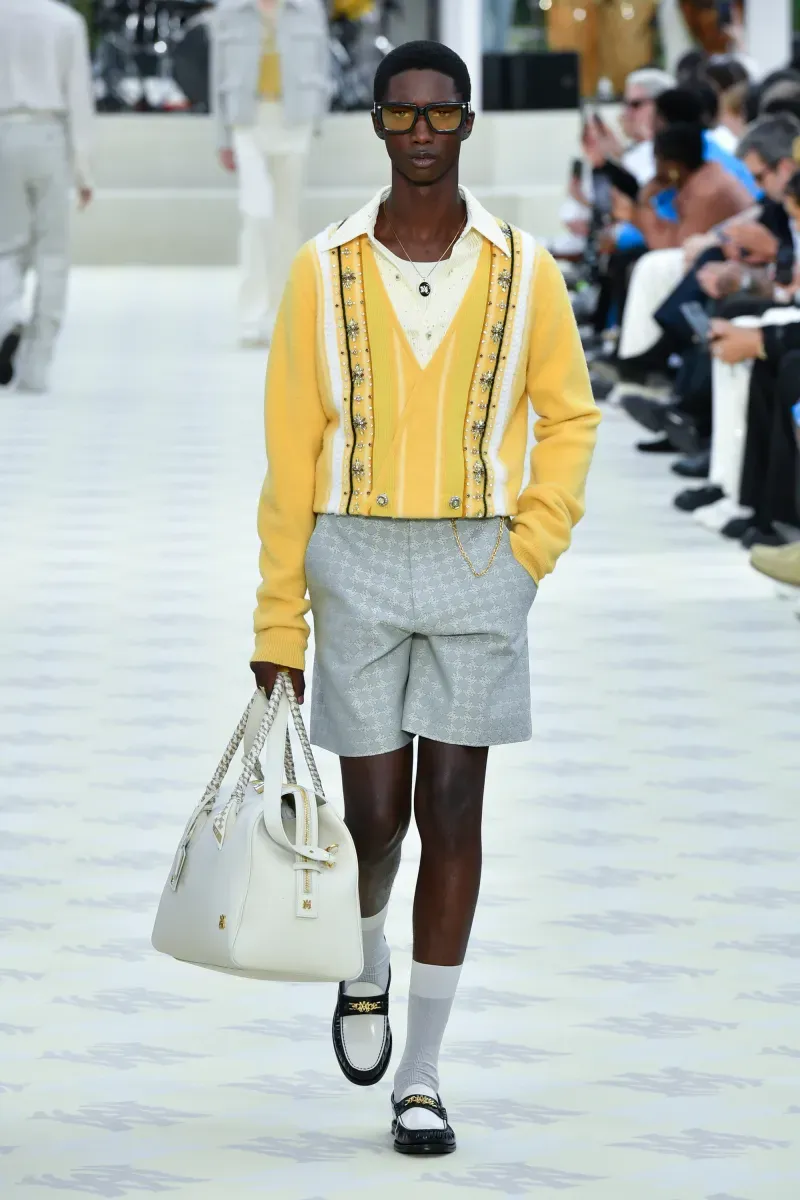 Áo len cổ V phối cùng sơ mi mang đến vẻ ngoài sành điệu