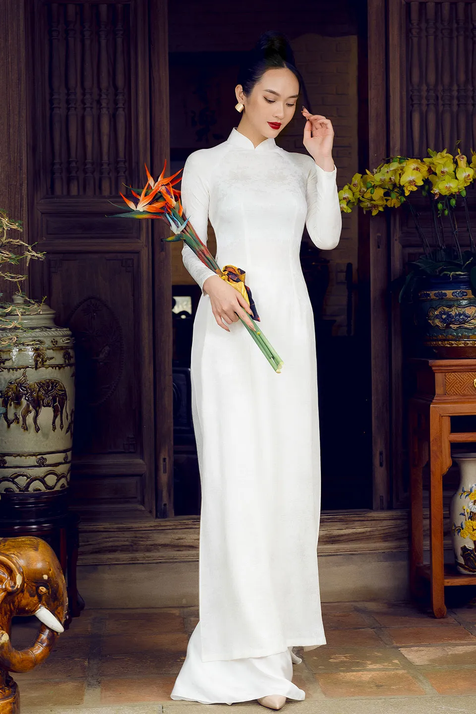 Áo dài là kiểu trang phục truyền thống tôn lên nét thanh lịch, nền nã, dịu dàng