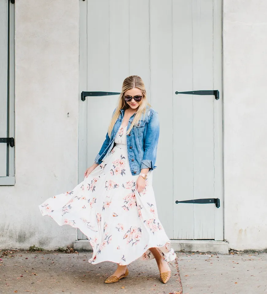 Áo khoác jean ngoài váy suông dài hoa nhí tạo vẻ ngoài nữ tính