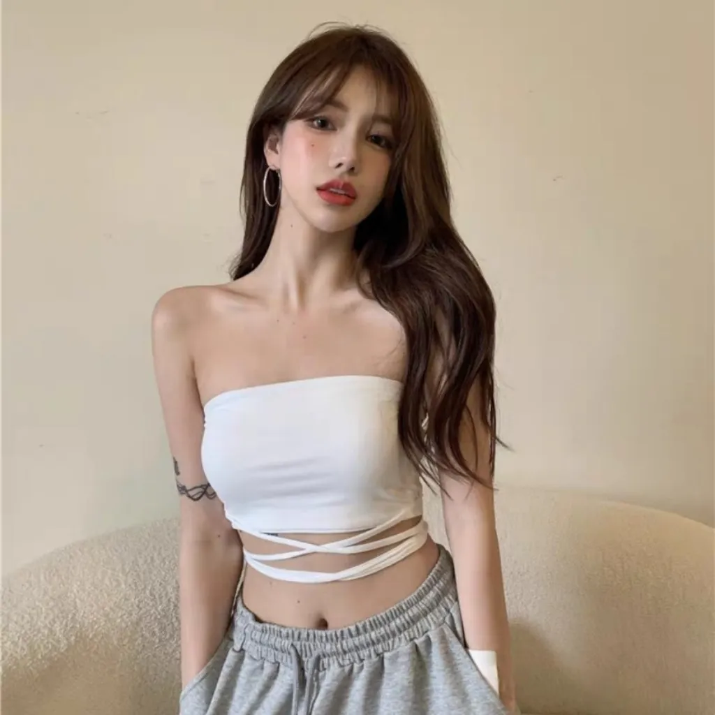 Áo ống là item không thể thiếu trong tủ đồ của các cô nàng gen Z