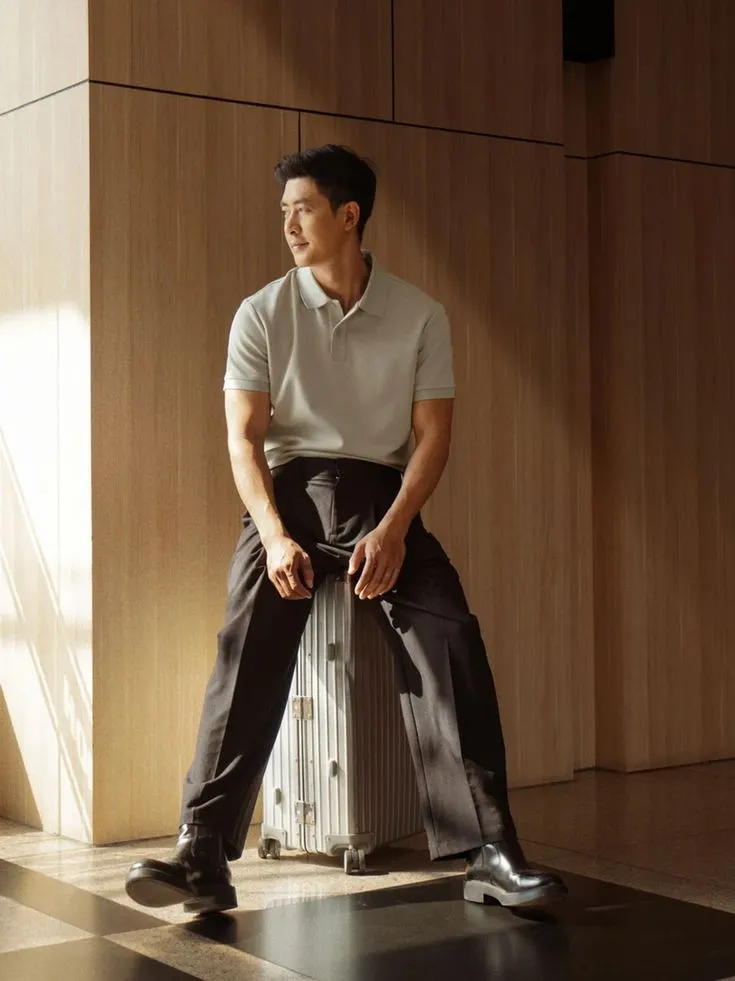 Quần tây nam kèm áo polo là combo outfit lý tưởng dự lễ tốt nghiệp