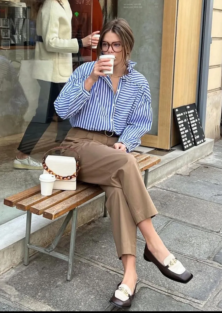 Áo sơ mi, quần kaki và giày loafer tạo nên vẻ ngoài thanh lịch, đơn giản.