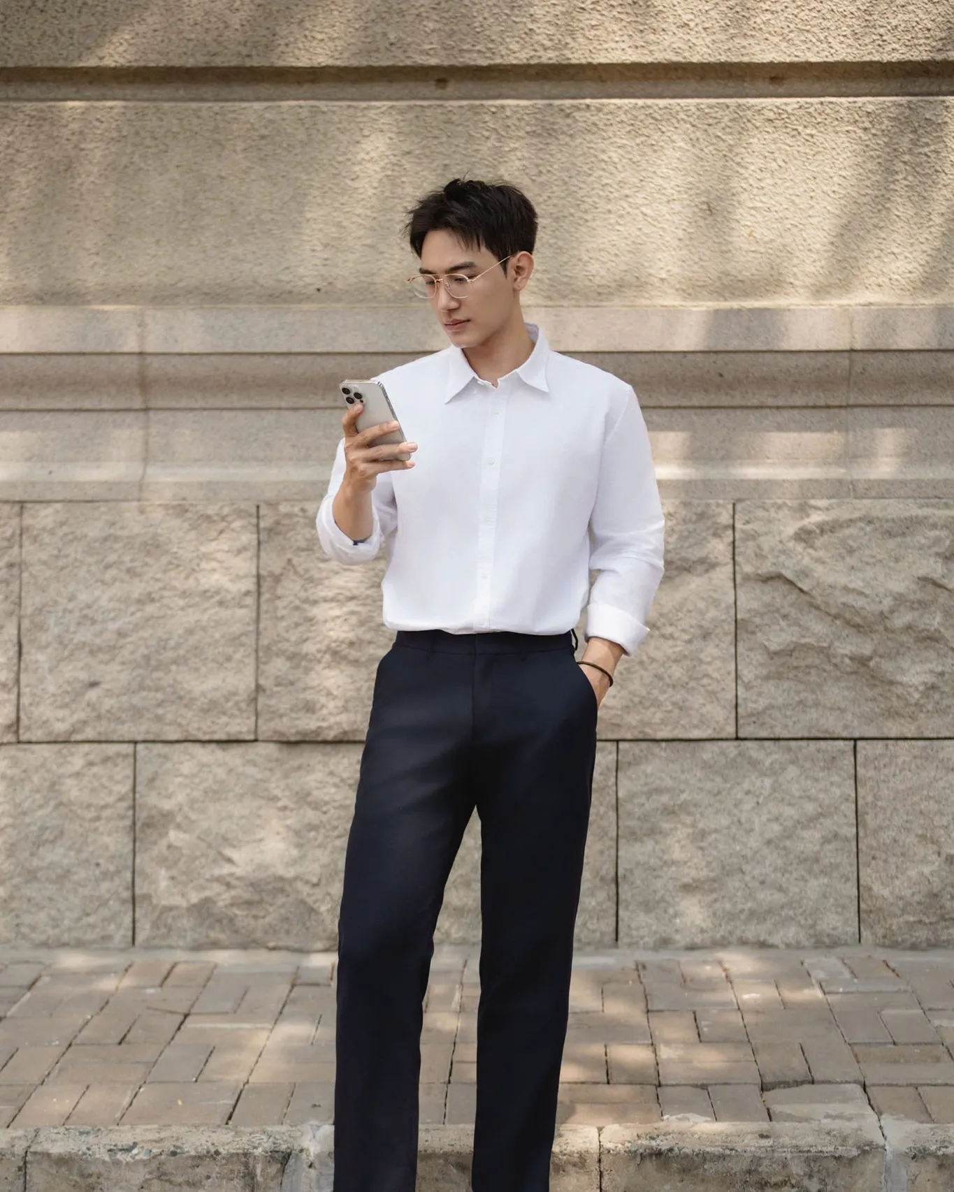 Quần kaki phối cùng áo sơ mi đi dự lễ tốt nghiệp cực bảnh trai và sang trọng