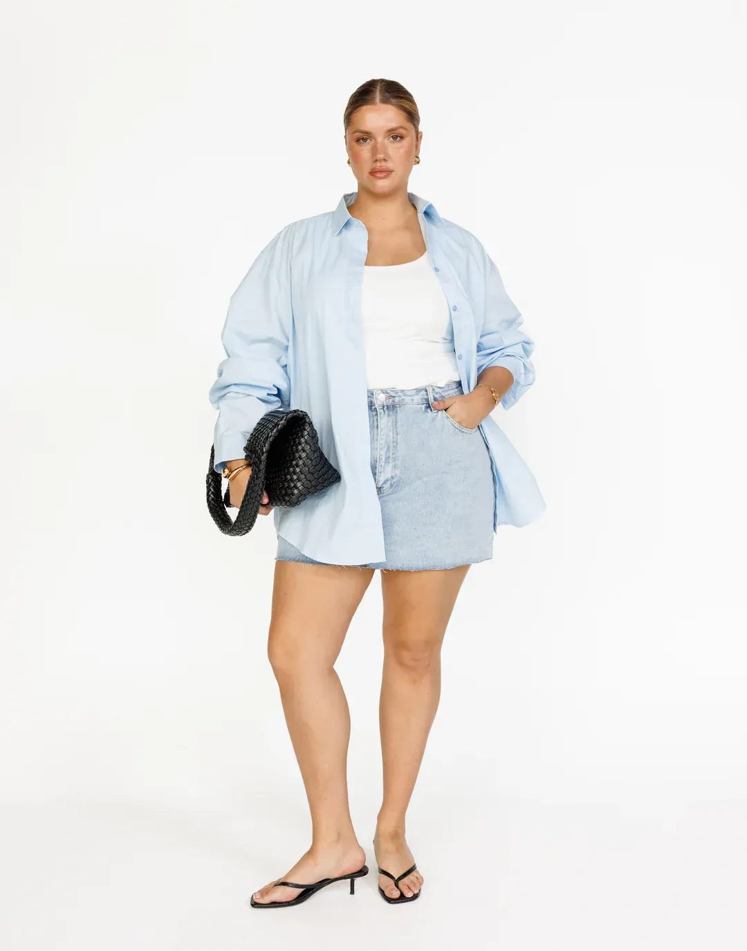 Áo tank top, chân váy chữ A và áo sơ mi khoác ngoài cho người quả lê