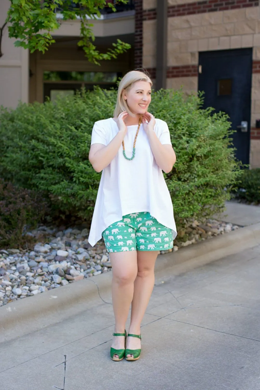 Áo thun nữ và quần short chữ A mang đến vẻ ngoài năng động