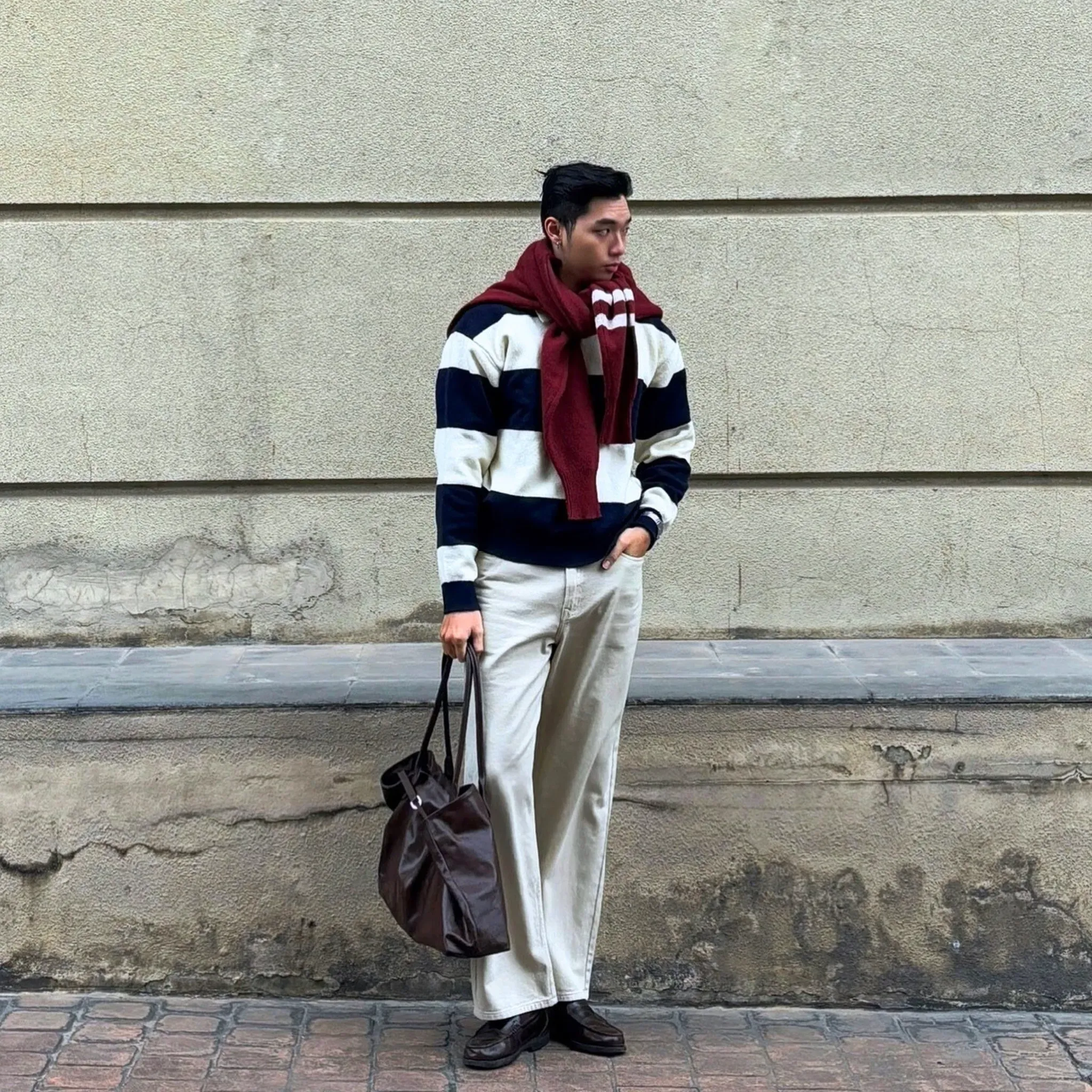 Outfit màu trắng và be tốt cho người mệnh Kim kết hợp thêm khăn đỏ giúp tạo điểm nhấn nổi bật