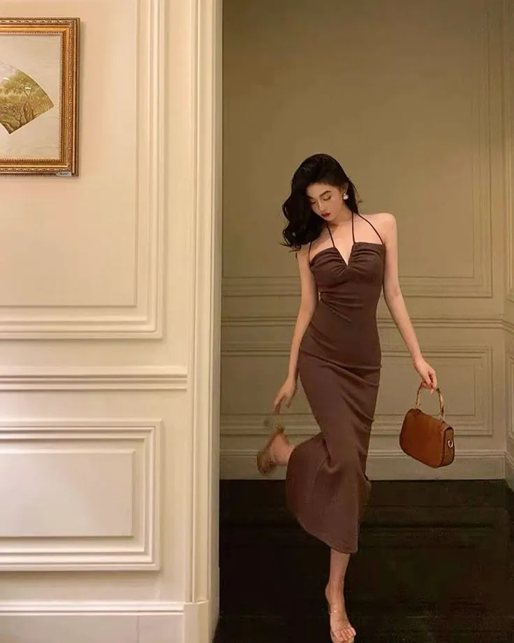 Bạn có thể thử co một chân như chỉnh giày giúp bức bình có độ sinh động tự nhiên