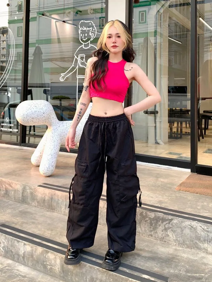Set đồ quần cargo pant hồng và áo tank top thể hiện sự cá tính