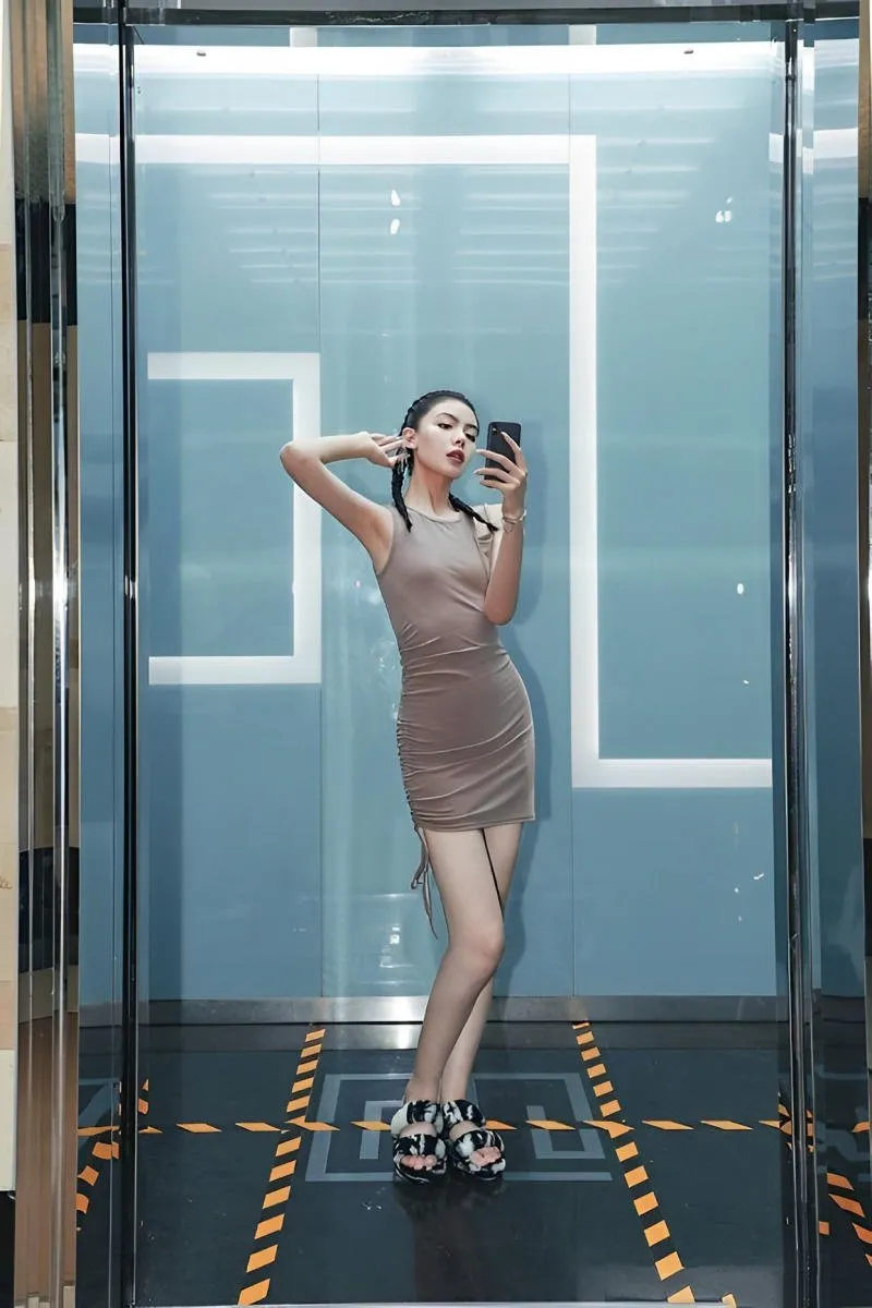 Cách chụp ảnh với váy body trước gương