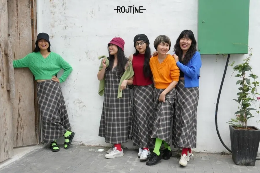 Áo len nữ tươi sáng điệu đà mix match cùng chân váy caro