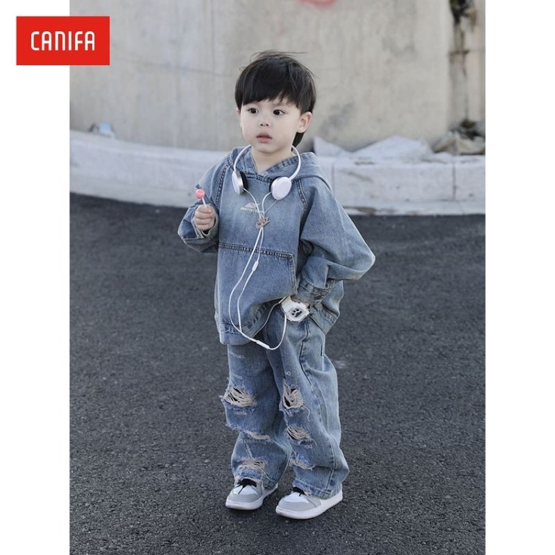 Áo khoác denim và quần jeans rách cho bé trai 8 tuổi