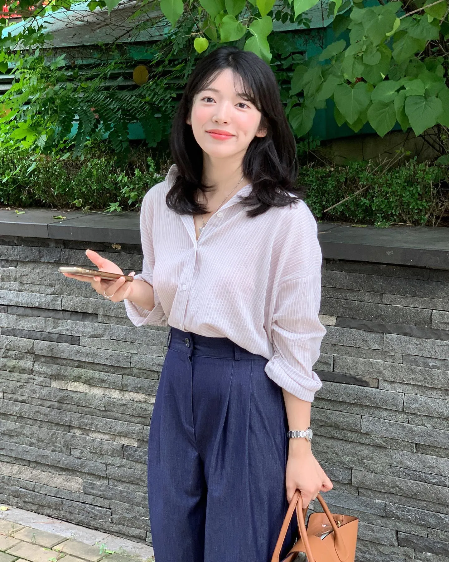 Cách phối đồ trẻ trung với quần tây và áo sơ mi oversize