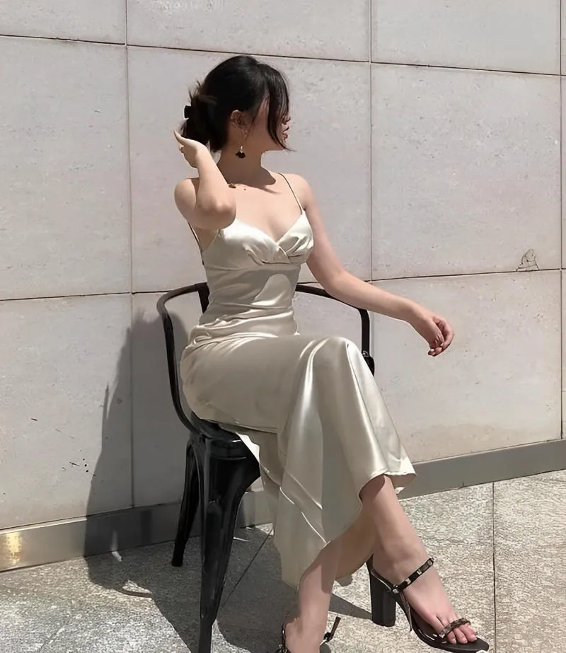 Cách pose dáng với váy ôm body và tư thế ngồi chéo chân