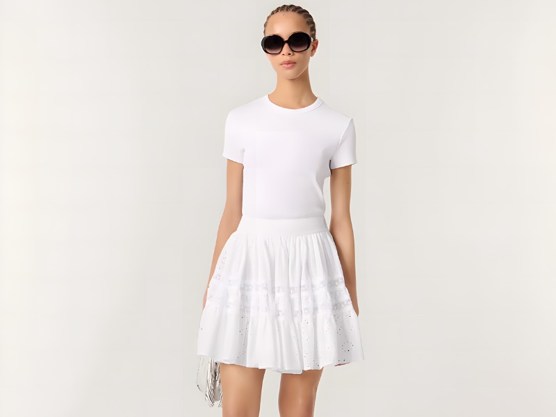 chân váy trắng ngắn mặc với áo gì