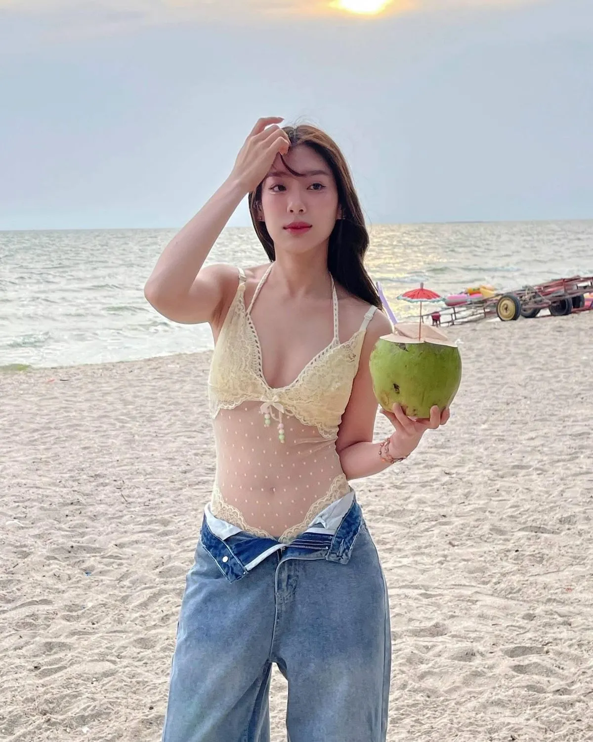 Cách tạo dáng với bikini đi biển cùng quả dừa đơn giản, quyến rũ