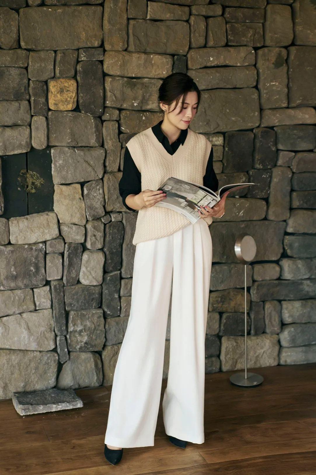 Phối đồ layer thanh lịch với áo gile và quần ống rộng