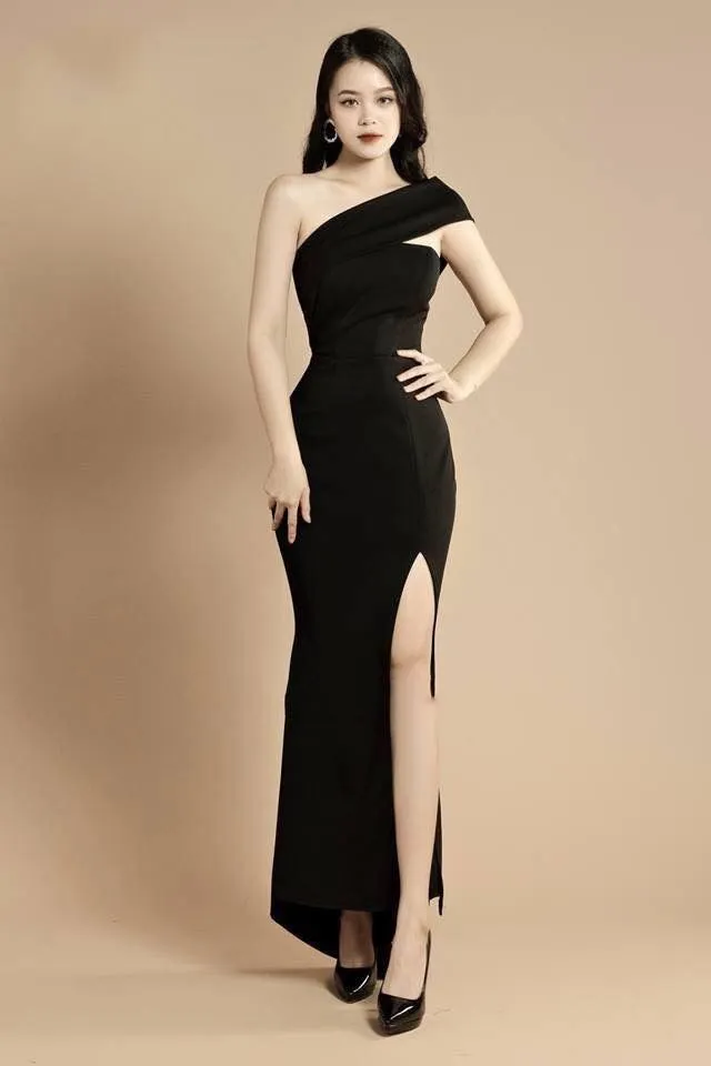 Mẫu đầm ngắn ôm body lệch vai nữ tính, quyến rũ