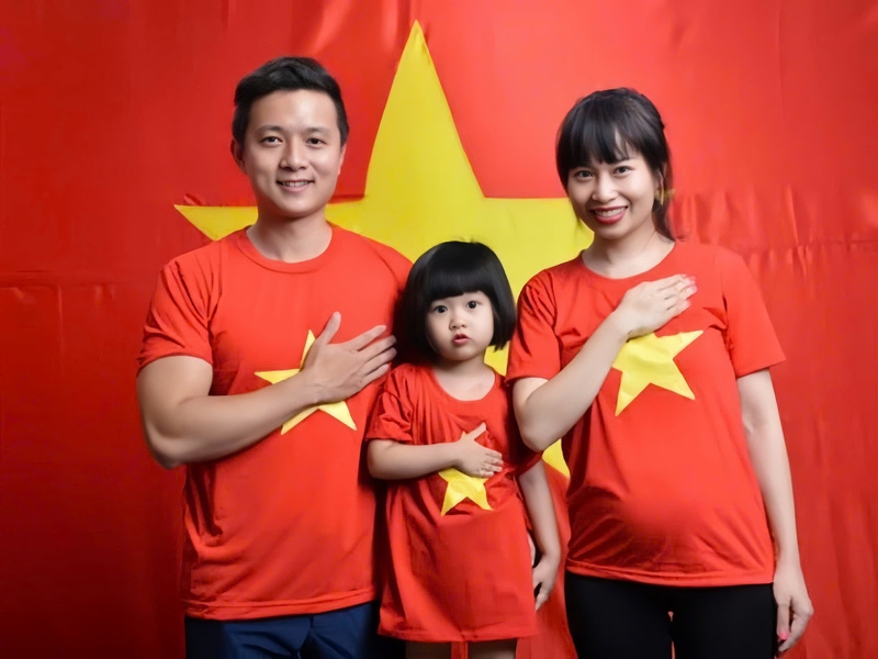 Chụp hình với áo cờ đỏ sao vàng