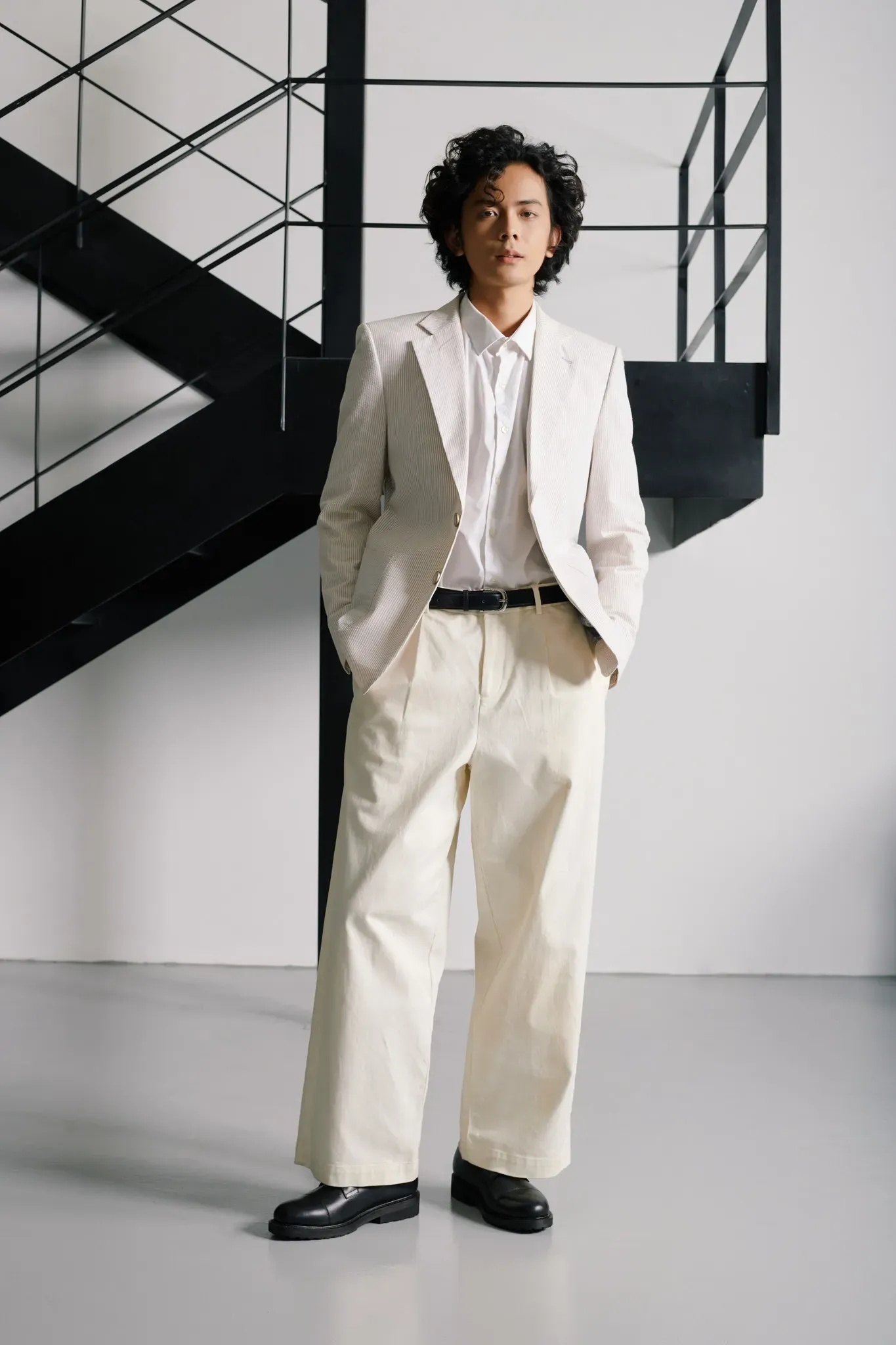 Phối quần jean trắng với jacket thanh lịch