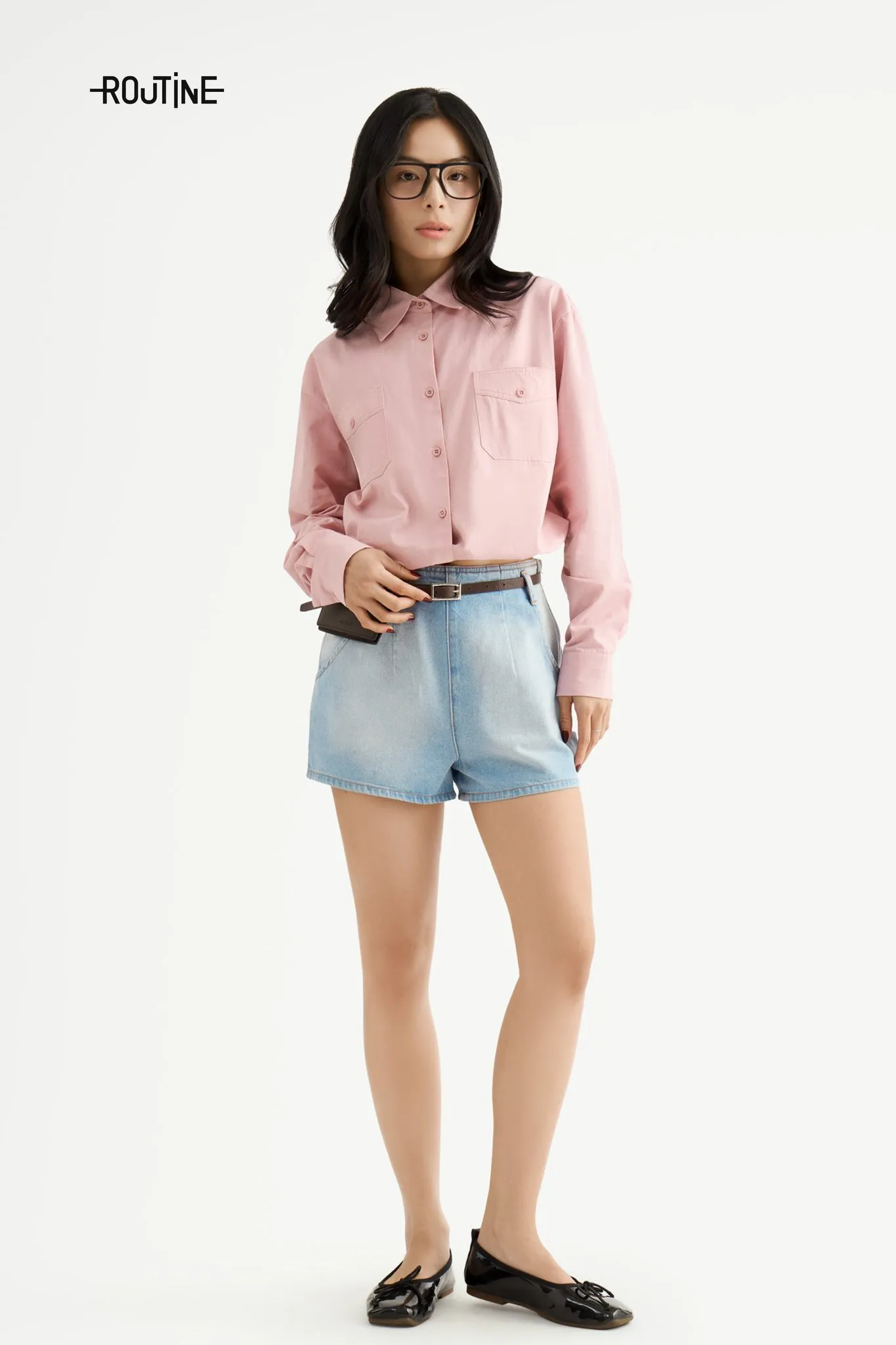Áo sơ mi hồng cùng quần short jeans