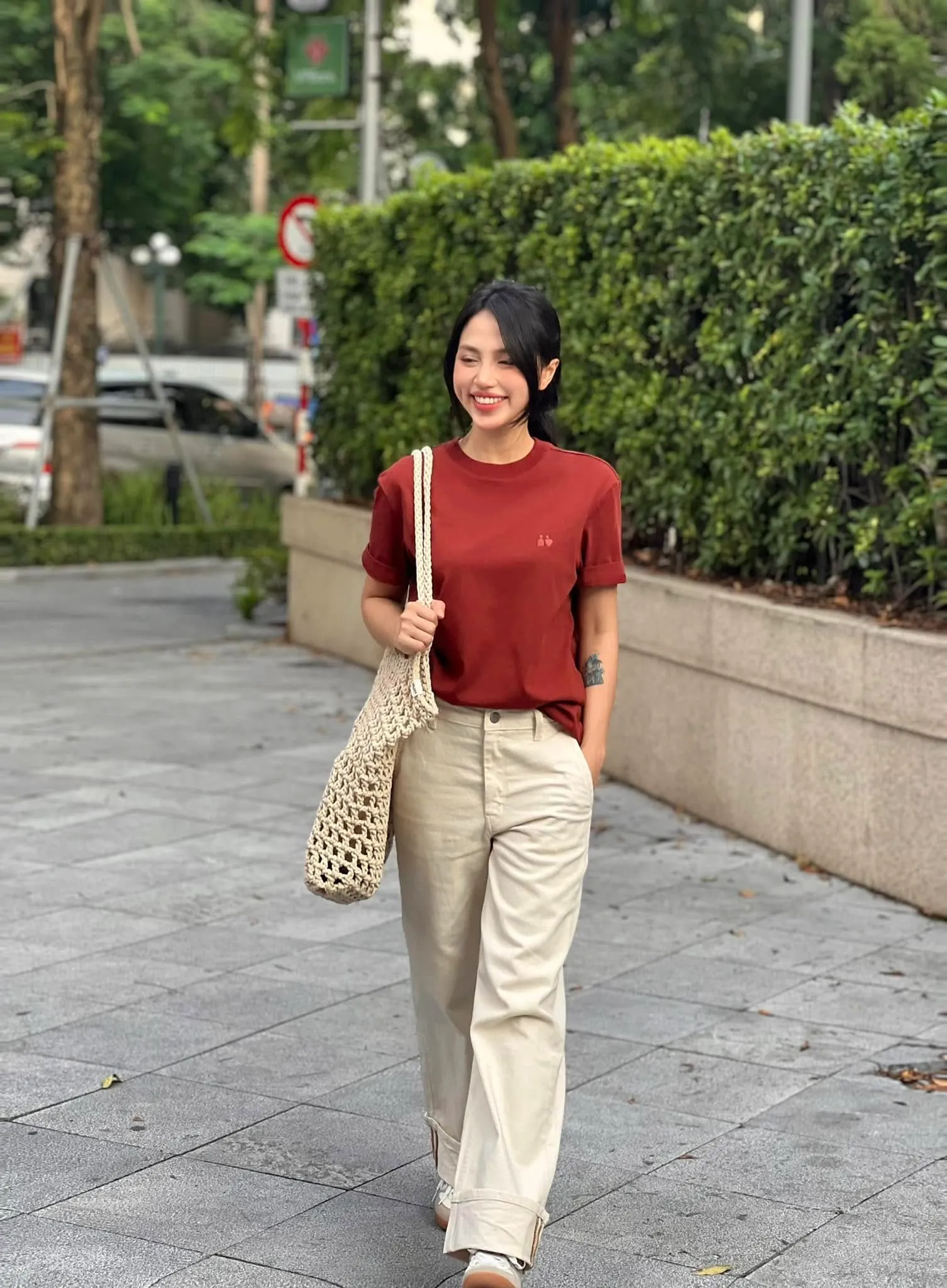 Áo thun cổ cao và quần jean dài là lựa chọn đơn giản, lịch sự Áo thun cổ cao và quần jean dài là lựa chọn đơn giản, lịch sự