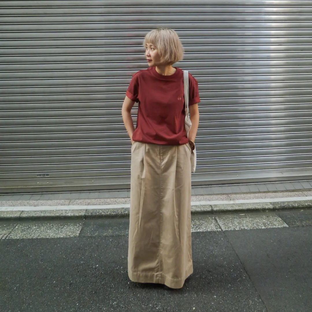 Chân váy midi dài phối cùng áo thun là sự kết hợp nữ tính, kín đáo Chân váy midi dài phối cùng áo thun là sự kết hợp nữ tính, kín đáo