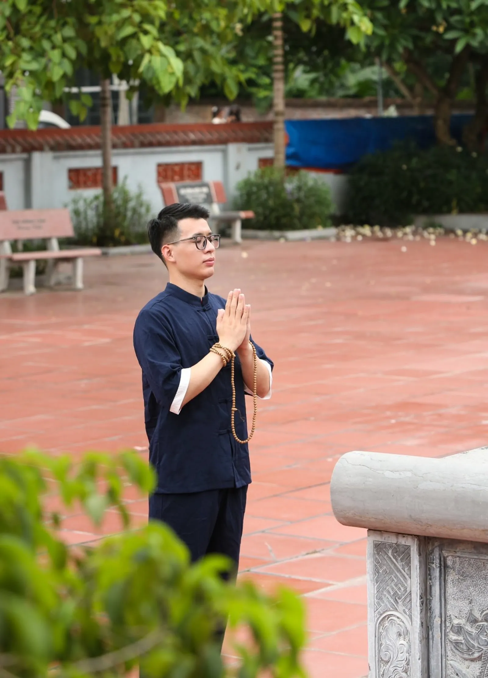 Nam giới diện trang phục phật tử thể hiện sự tôn kính Nam giới diện trang phục phật tử thể hiện sự tôn kính