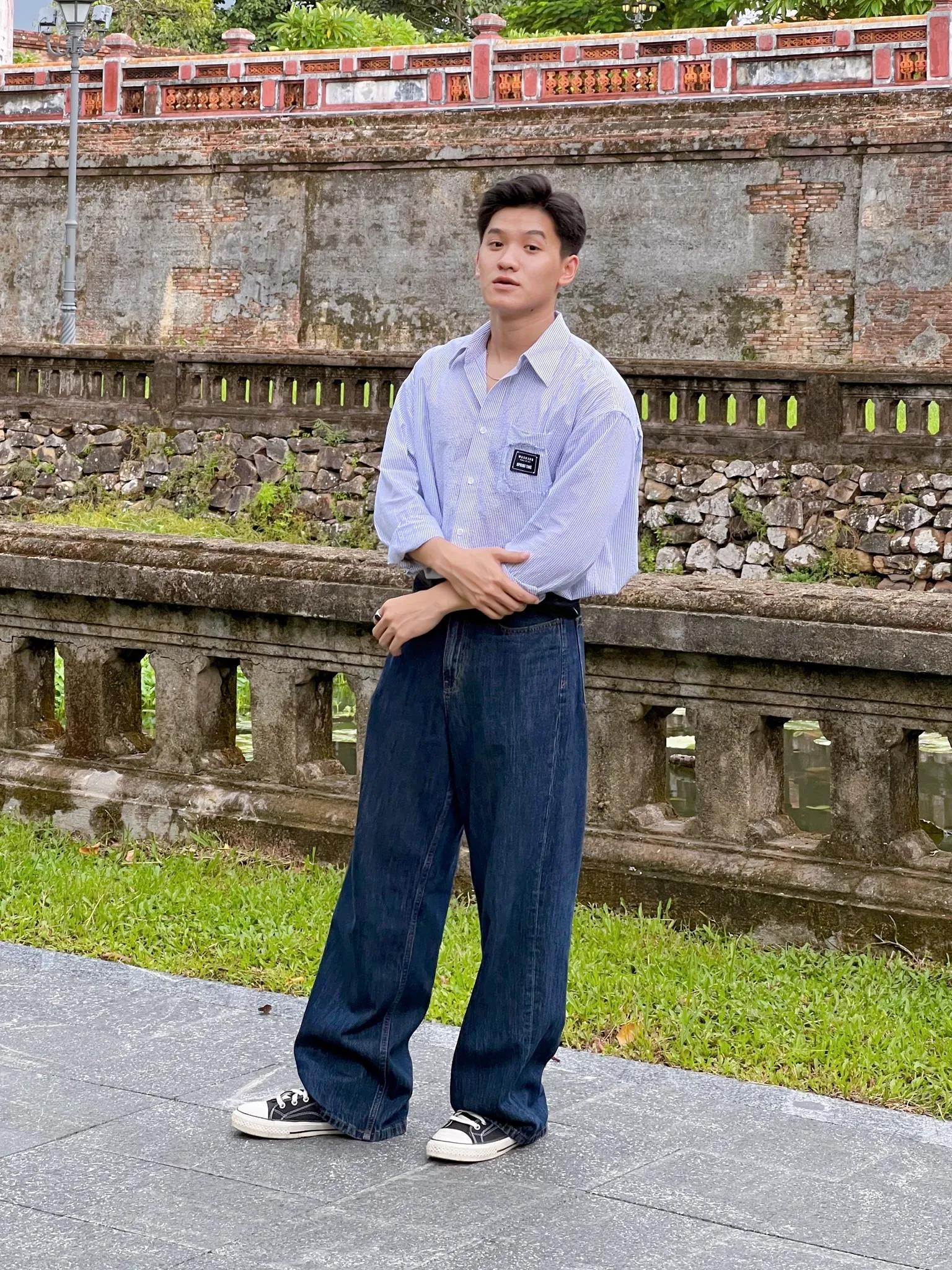 Quần jean dài kết hợp áo thun/sơ mi đơn giản cho nam khi đi chùa Quần jean dài kết hợp áo thun/sơ mi đơn giản cho nam khi đi chùa