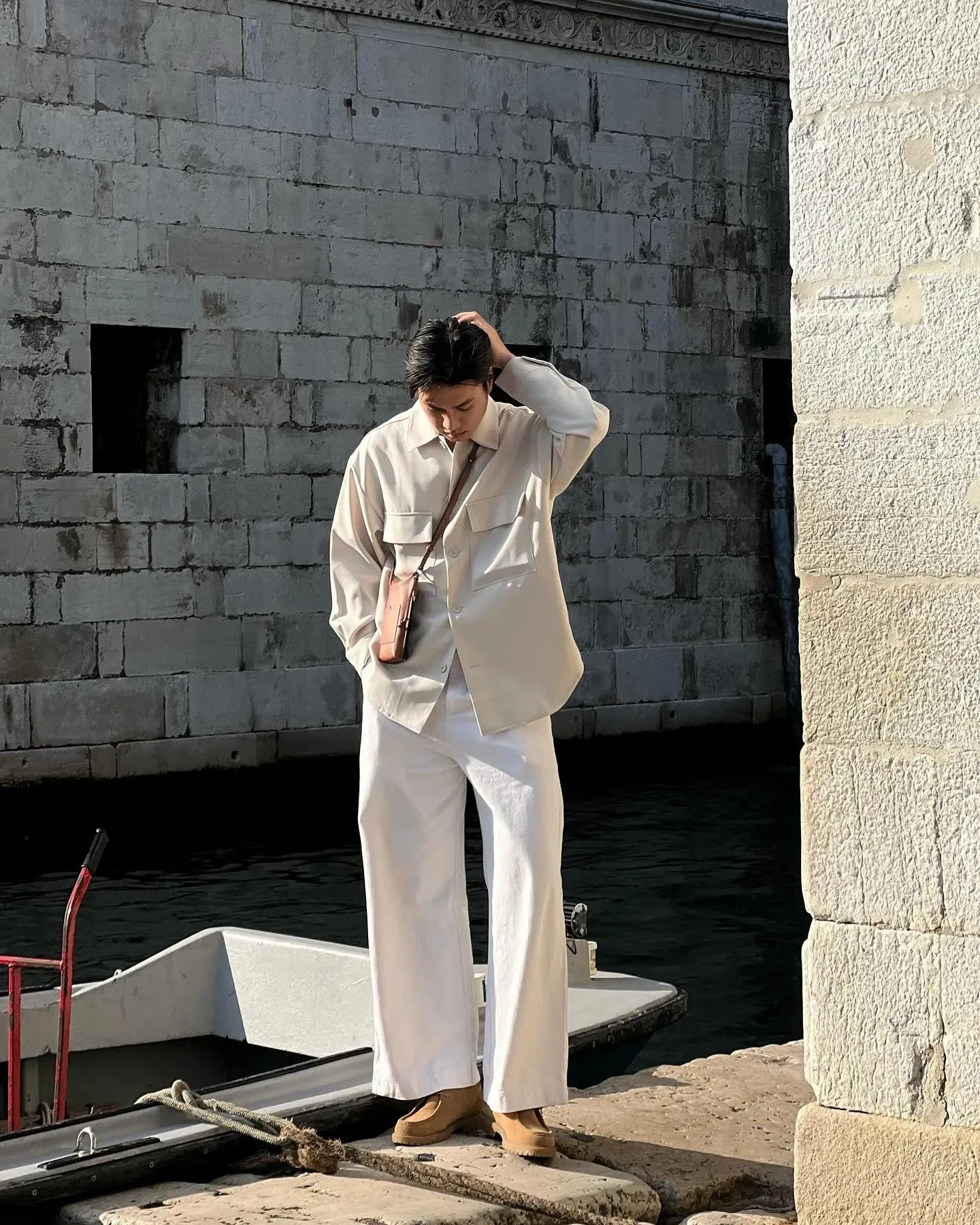 Phá cách khi mix quần jean trắng với sơ mi