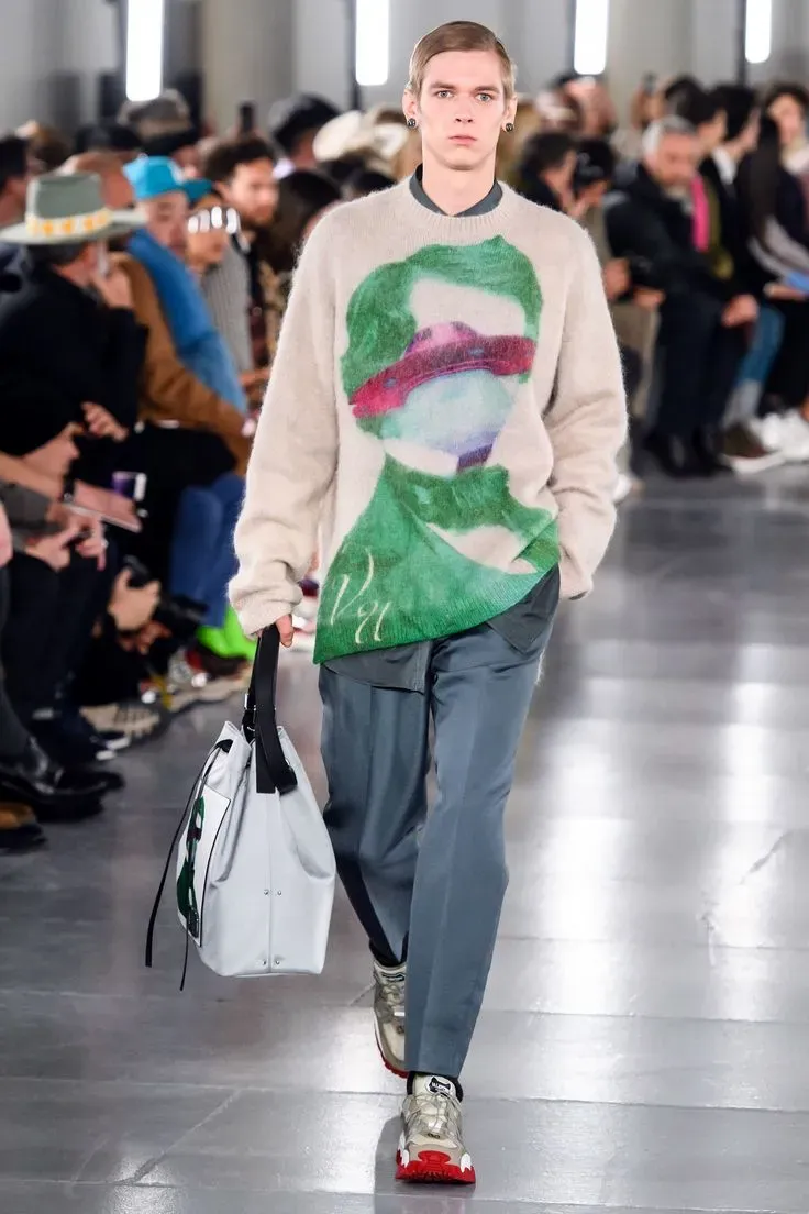 Phối sơ mi cùng áo len oversize mang đến vẻ ngoài sành điệu và cá tính