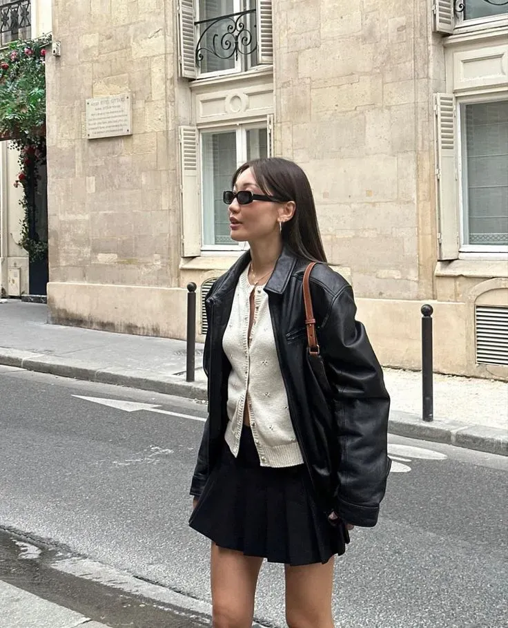 Phối áo cardigan nữ croptop với áo jacket da cá tính Phối áo cardigan nữ croptop với áo jacket da cá tính