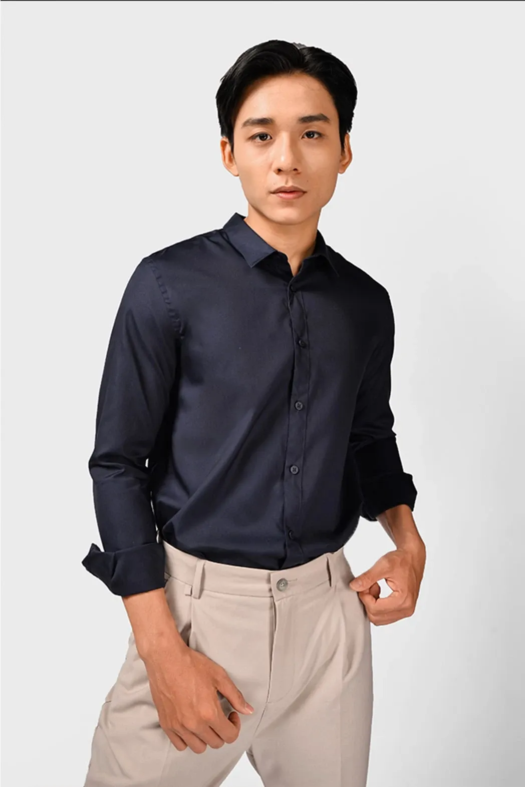 Một set đồ nam tính và thanh lịch thì cánh mày râu không thể bỏ qua áo sơ mi slim fit