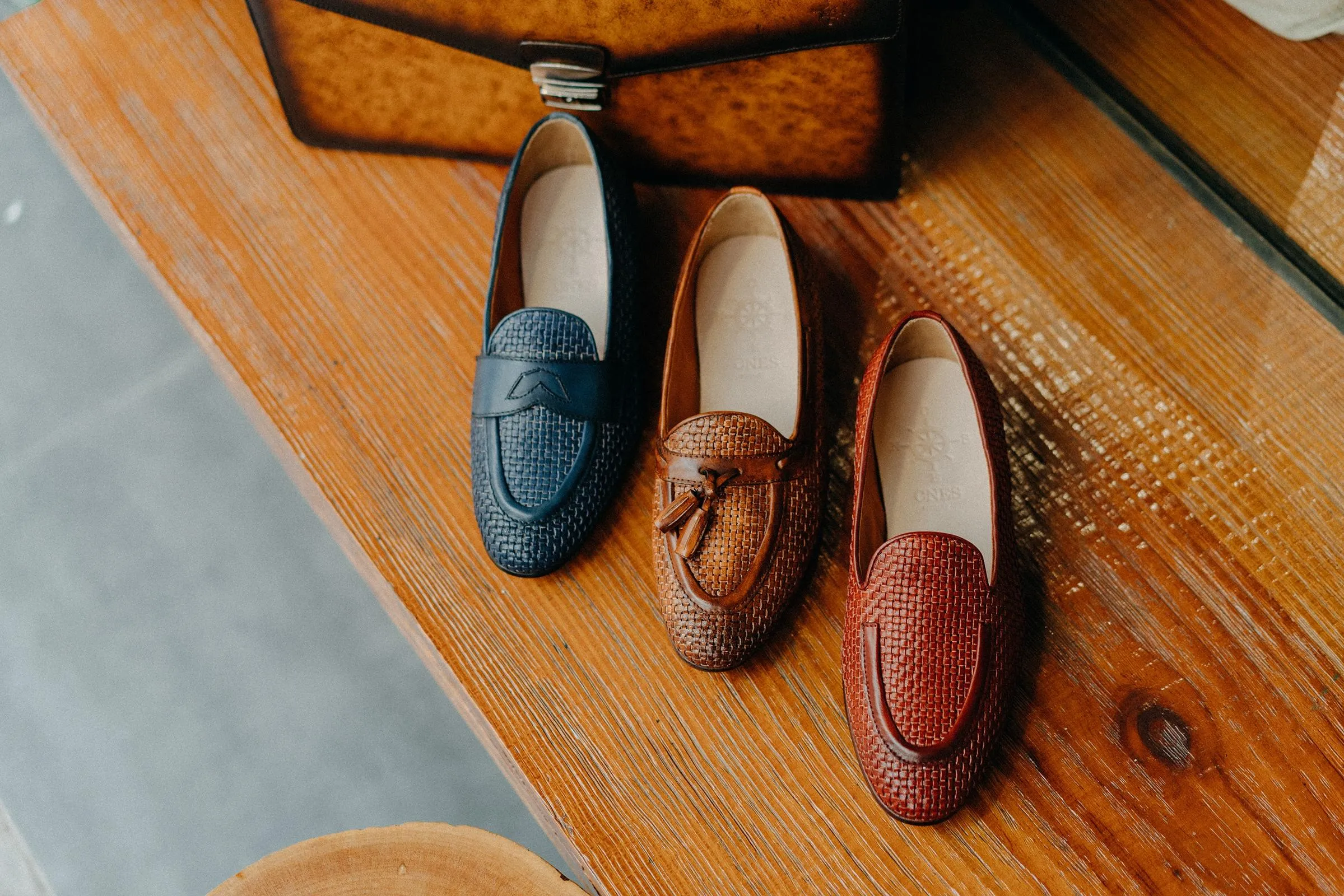 Giày loafer là kiểu giày lười, không dây buộc, thường làm từ da thật.