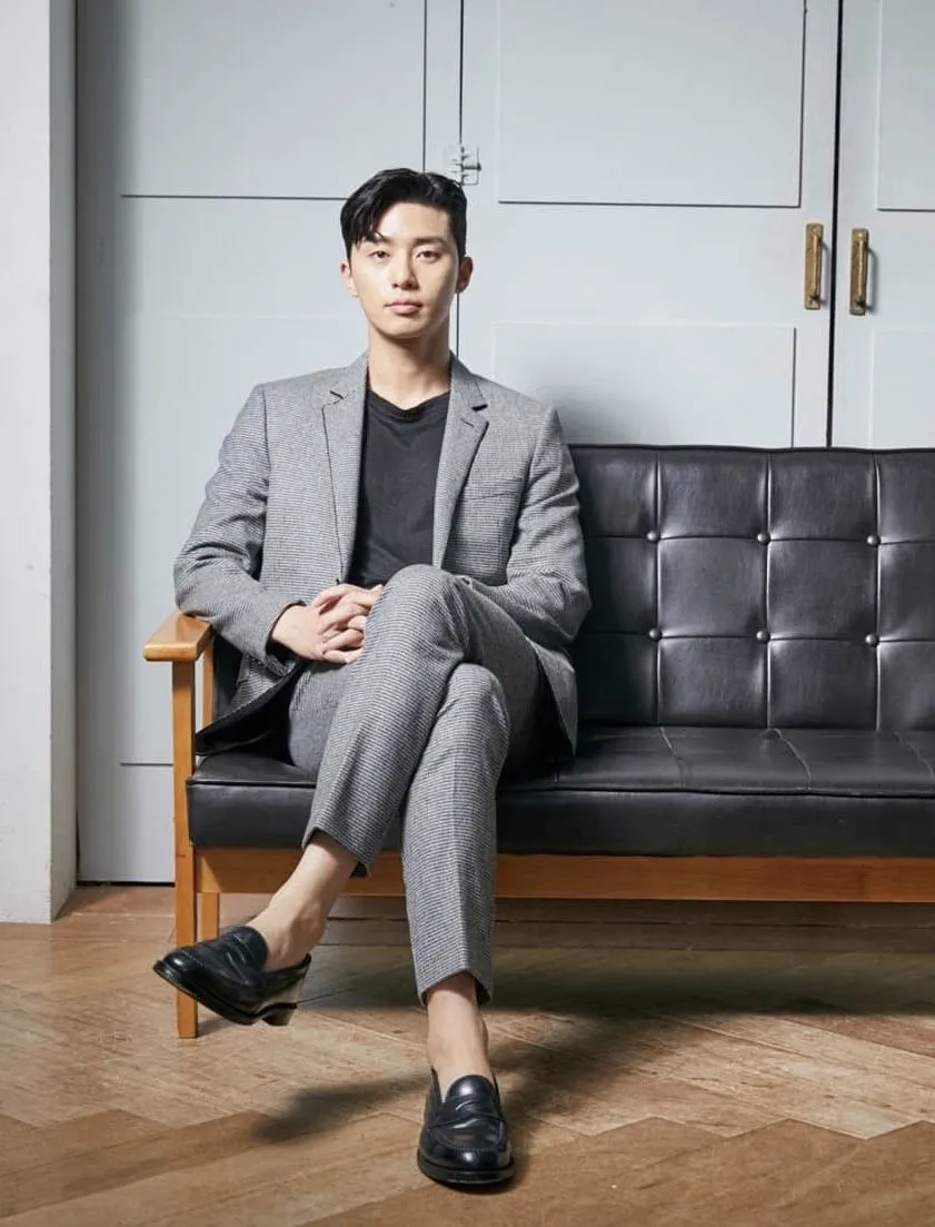 Phối suit với giày loafer mang lại vẻ lịch lãm và nam tính.