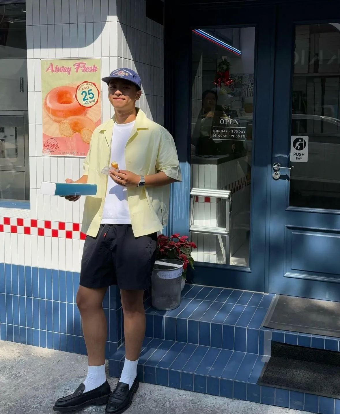 Quần short phối với giày loafer tạo nên vẻ trẻ trung, năng động.