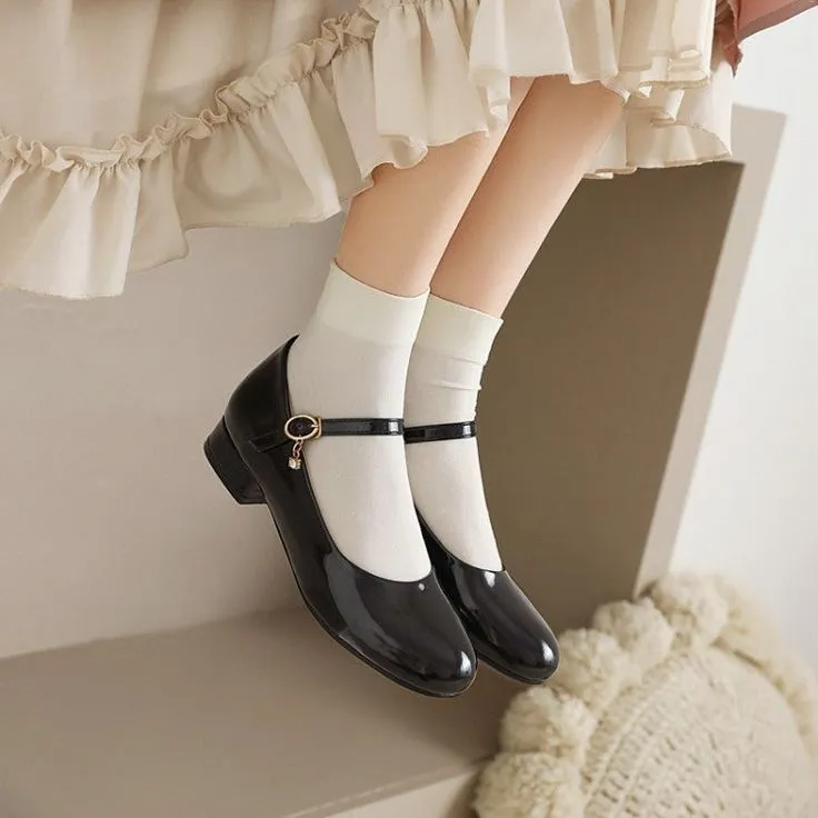 Giày Mary Jane là mẫu giày có thiết kế quai ngang vắt qua mu bàn chân mang đậm phong cách cổ điển