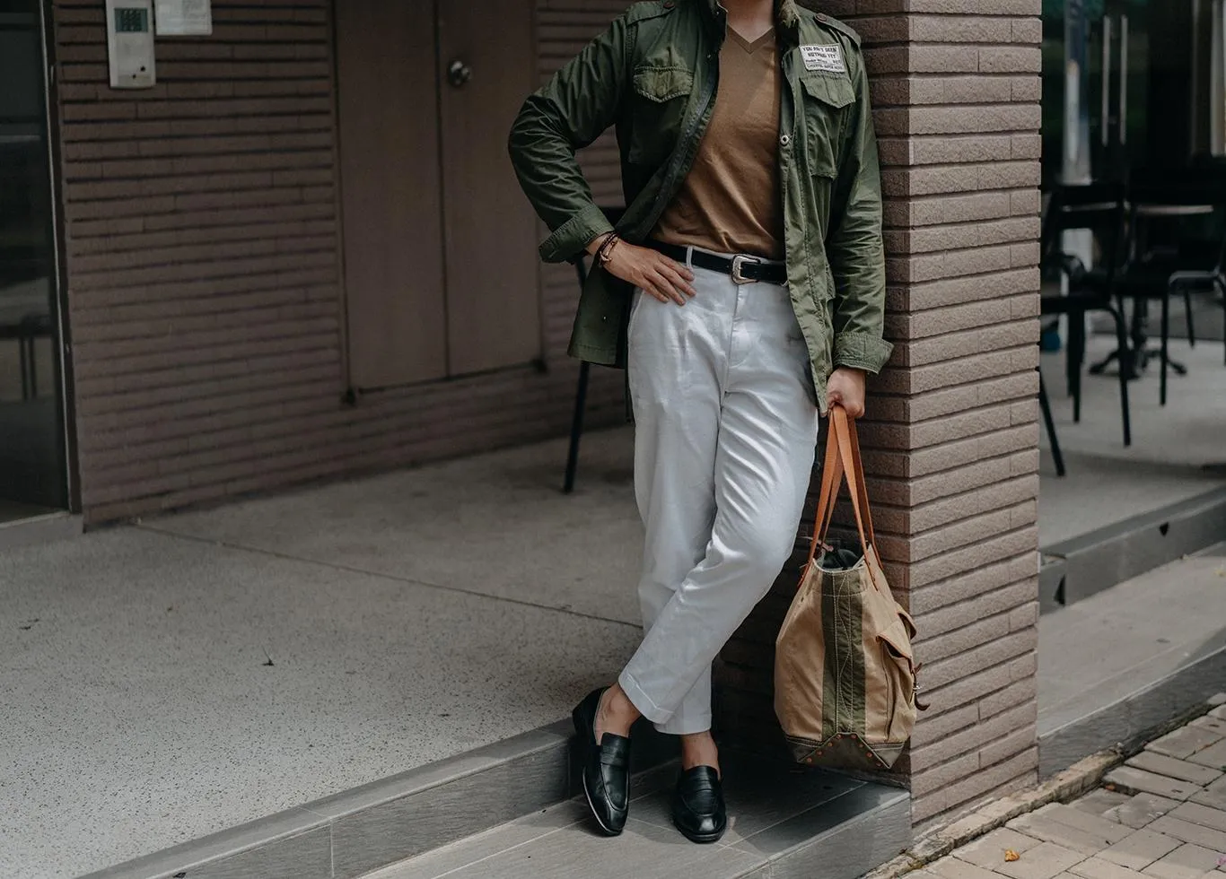 Penny Loafer cổ điển kết hợp áo thun và quần jean cho phong cách năng động.