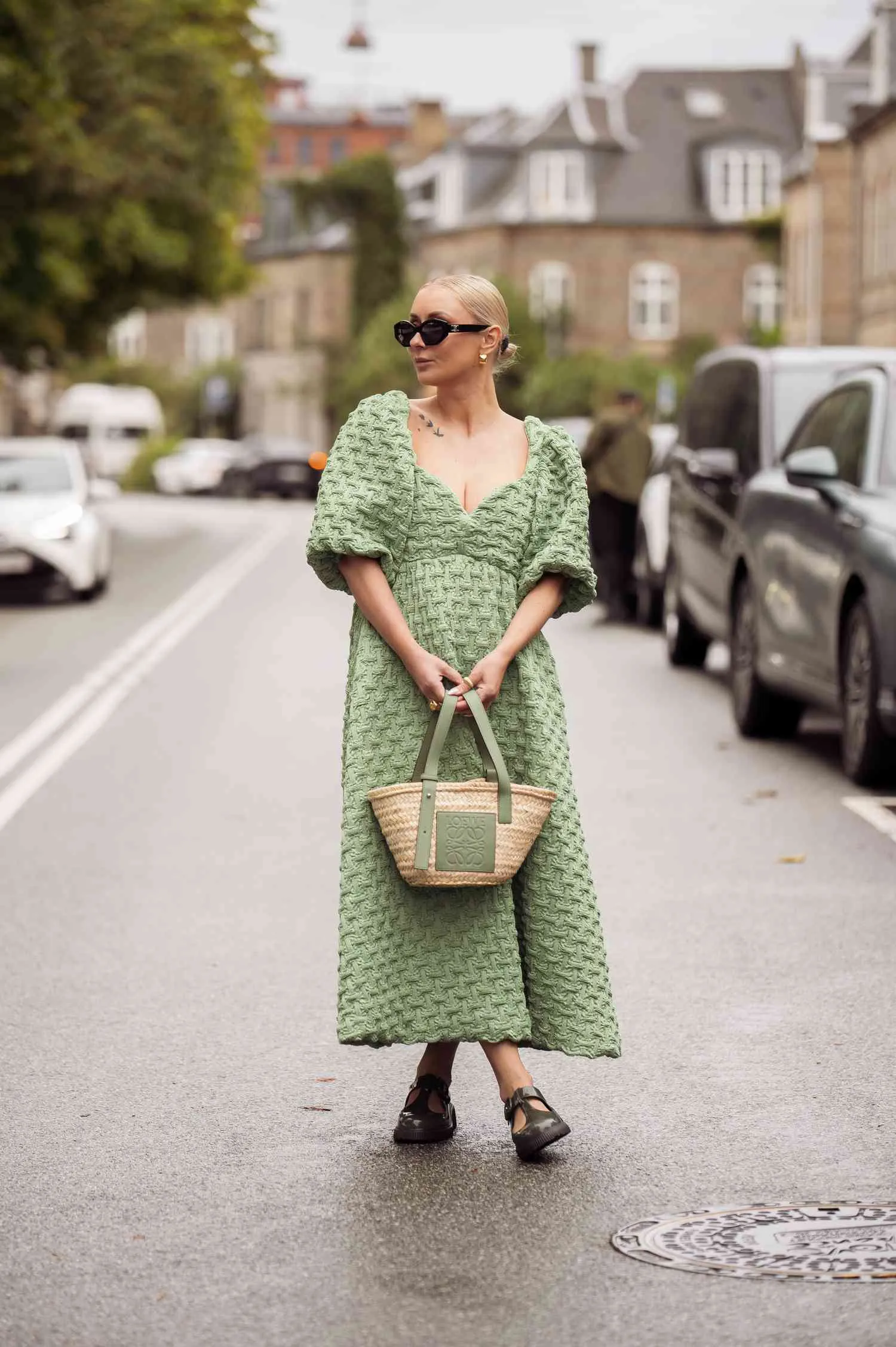 Kết hợp đầm dáng dài với giày Mary Jane siêu xinh