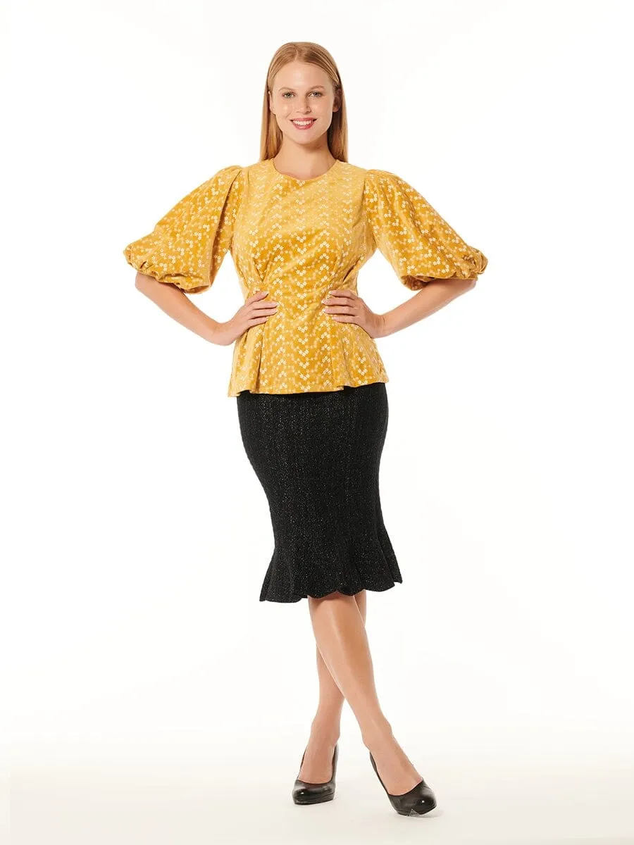 Áo peplum kết hợp chân váy dài giúp che khuyết điểm hiệu quả