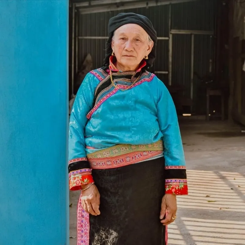 Mẫu áo cổ truyền đơn giản của dân tộc Hoa trong cuộc sống.