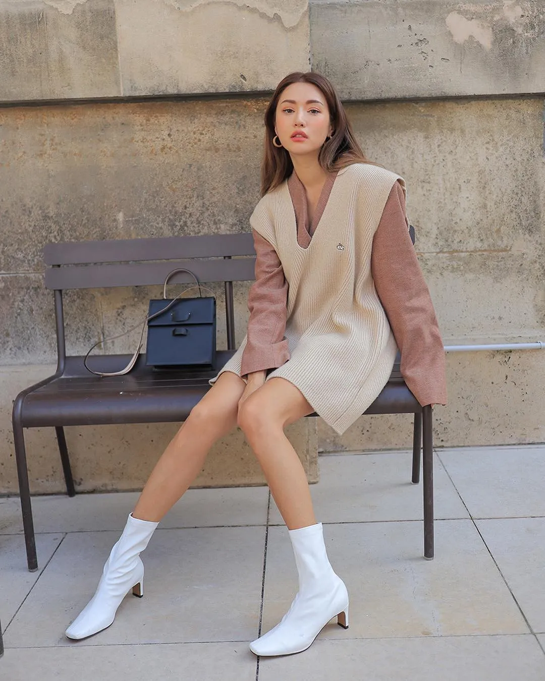 Áo gile len cổ tim giữ ấm hiệu quả trong tiết trời se lạnh